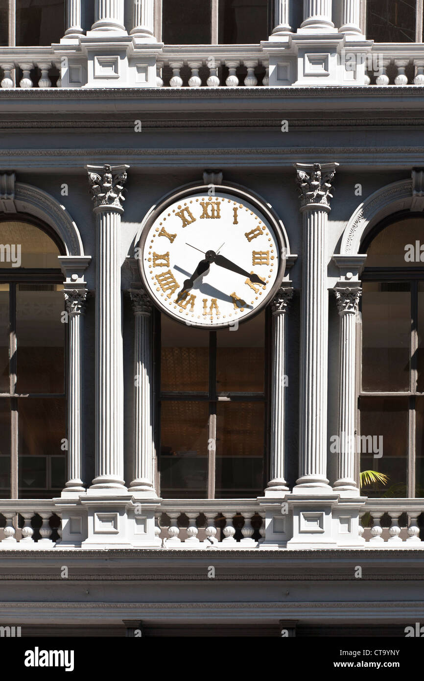 Vue détaillée de la façade en fonte classique E V Haughwout building avec des colonnes de style corinthien et restauré vieux réveil Soho Broadway Banque D'Images