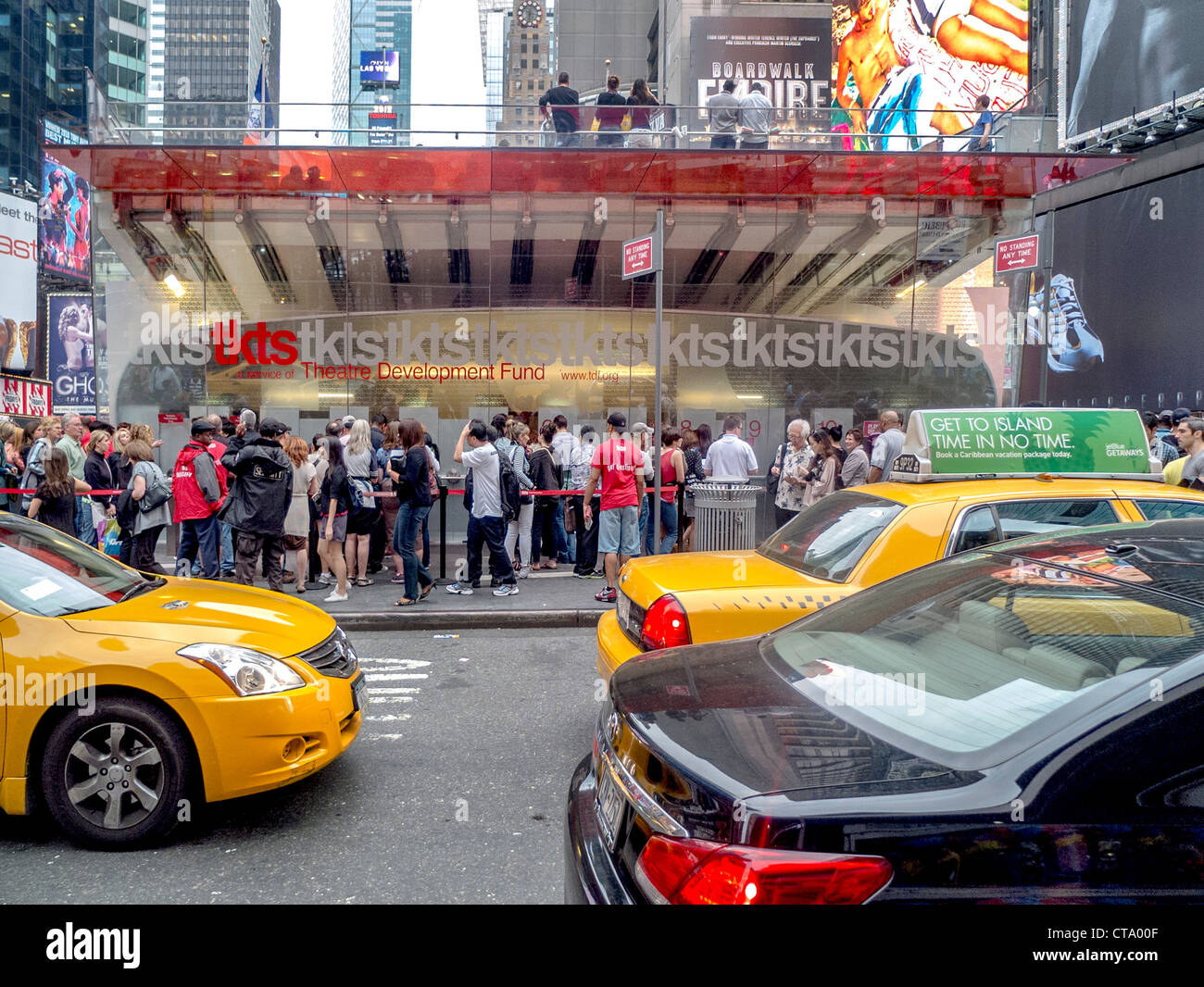 Les clients jusqu'à votre achat de billets de théâtre à la célèbre vente TKTS à Duffy Square, New York City. Banque D'Images