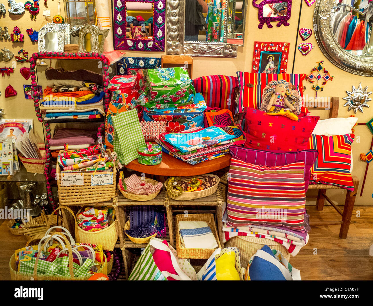 L'art populaire mexicain coloré est exposée à une spécialité gift store à Midtown Manhattan, New York. Banque D'Images
