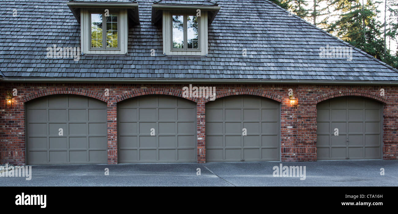Quatre portes de garage voiture en bois et en brique avec des arbres et du  ciel en arrière-plan Photo Stock - Alamy