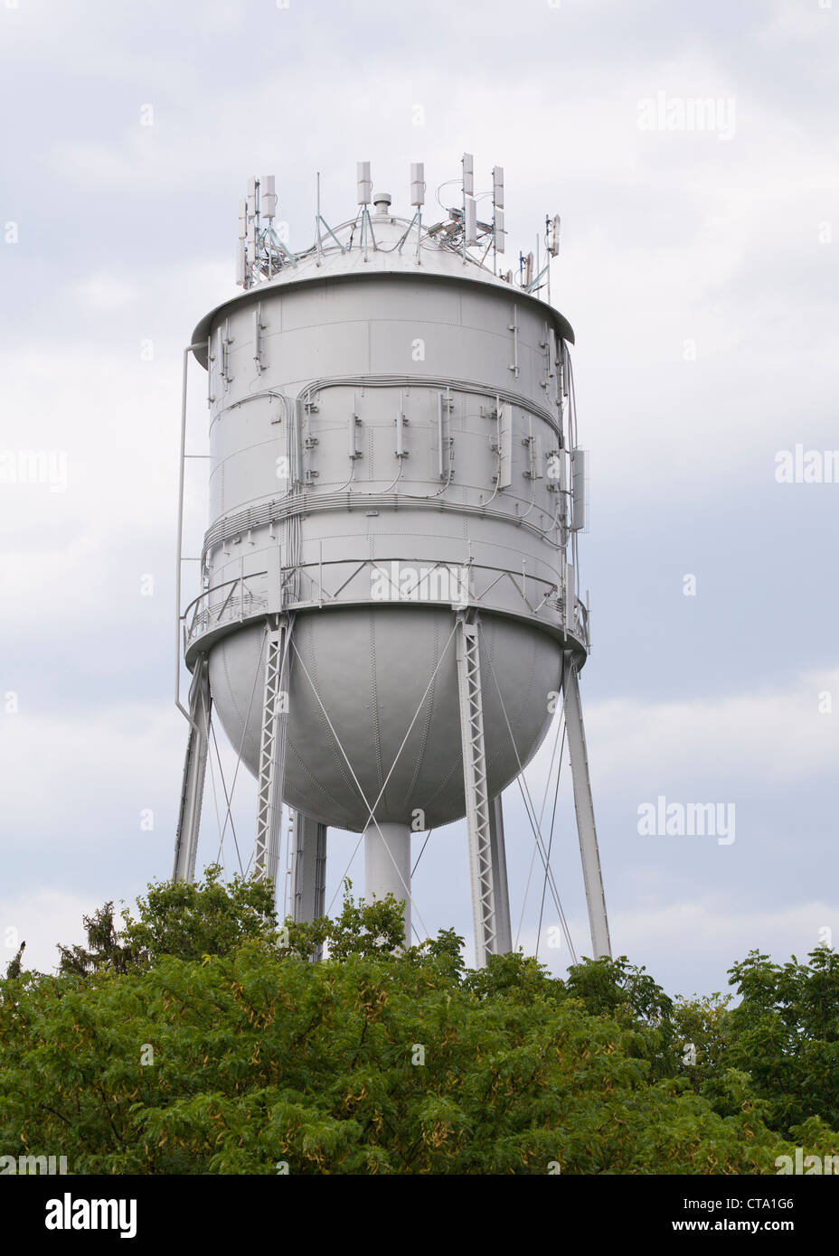 Un tour de l'eau rurale montée avec des antennes cellulaires Banque D'Images