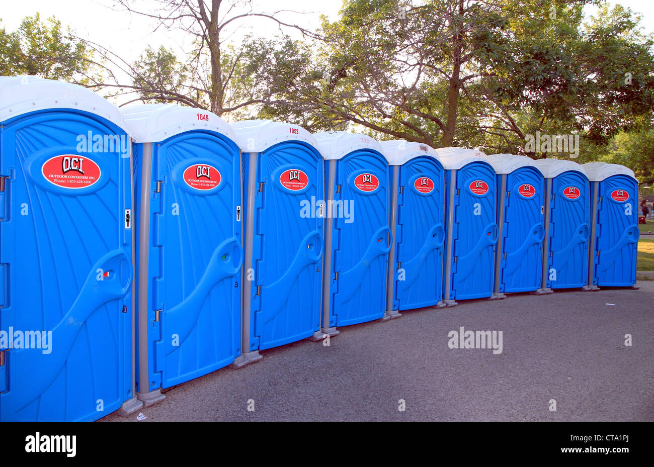 Une ligne de toilettes portables à un événement en plein air Banque D'Images