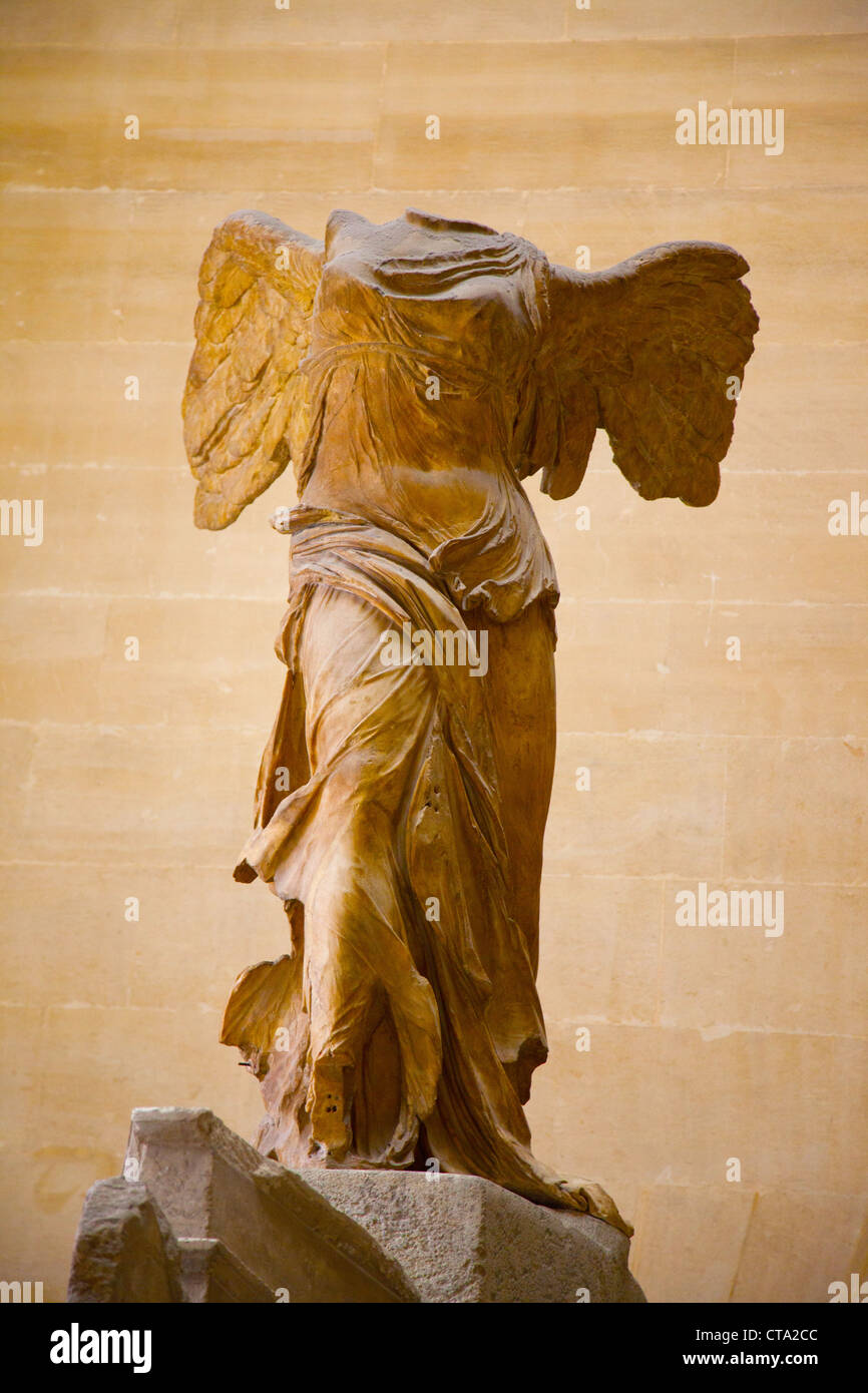 Victoire de Samothrace de Samothrace statue dans le musée du Louvre à Paris Banque D'Images