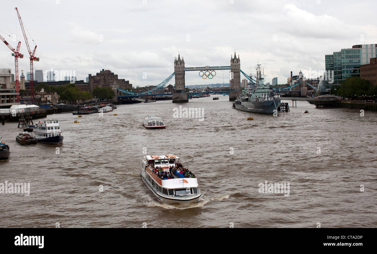 Un bateau de tourisme croisières sur la Tamise, près de le Pont de Londres. Londres accueillera les Jeux Olympiques d'été début juillet 27, 2012. Banque D'Images