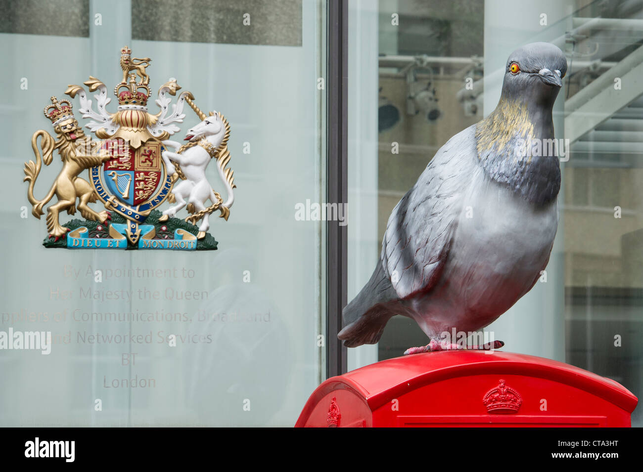 Arrêter le pigeon, Artbox BT BT extérieur siège mondial du Centre. Newgate Street, Londres Banque D'Images