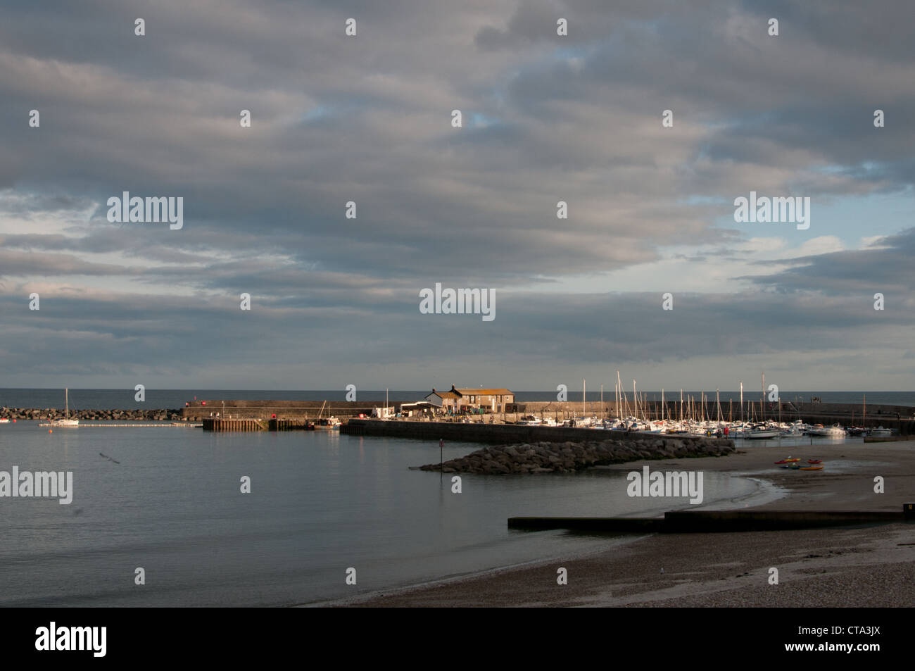 Vue sur le port de Lyme Regis et s/n Banque D'Images