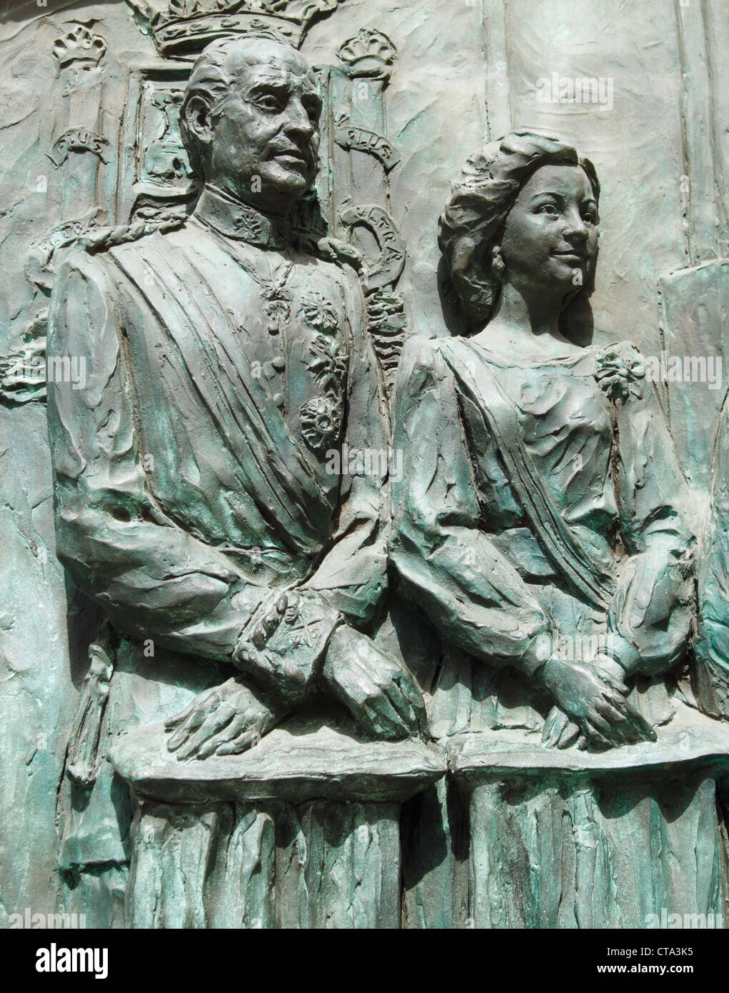 Relief du Roi Juan Carlos d'Espagne et son épouse, la Reine Sofia, sur la porte de la cathédrale de Madrid, Espagne Banque D'Images
