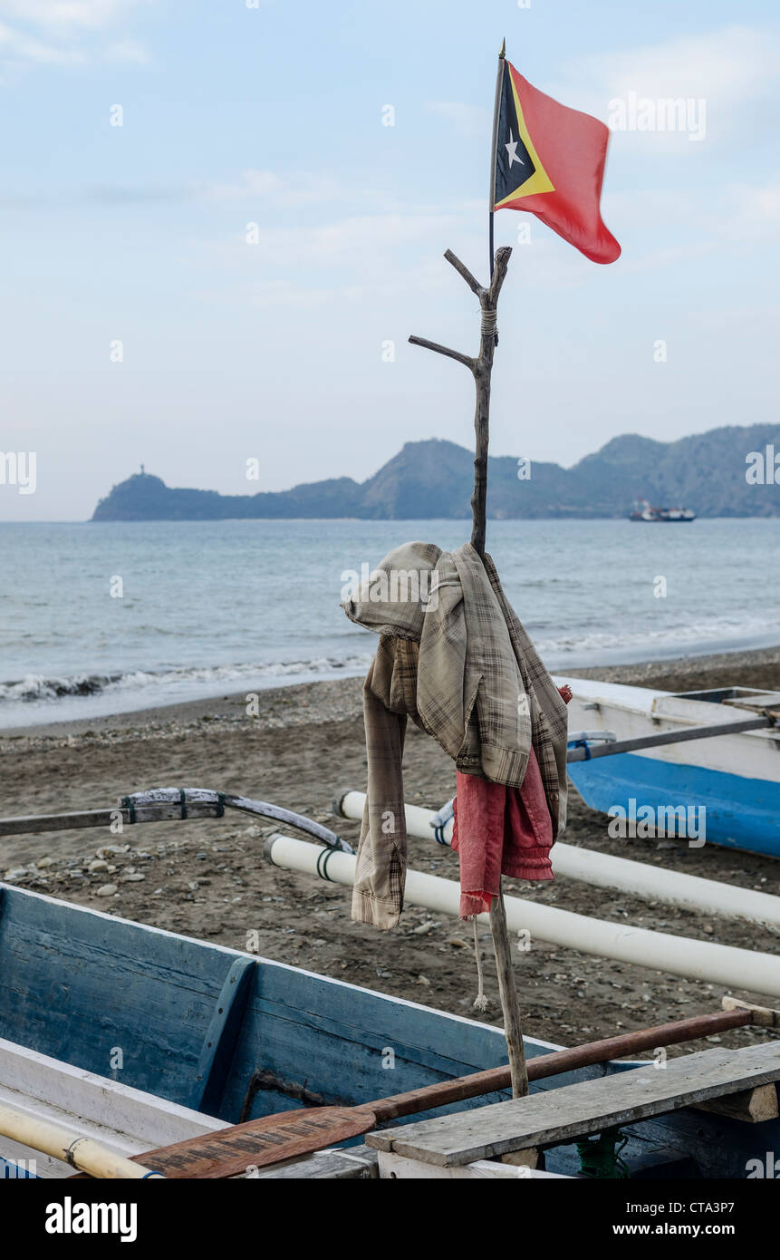 Drapeau du Timor oriental à Dili en bateau de pêche de la côte de Timor Leste Banque D'Images