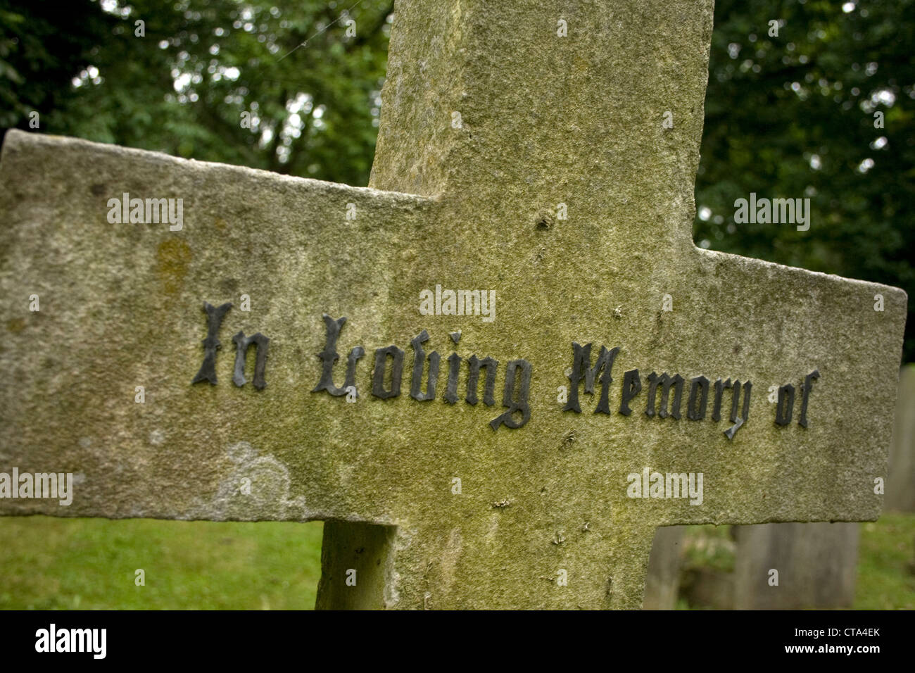 À la mémoire de l'inscription sur une pierre tombale en forme de croix Banque D'Images