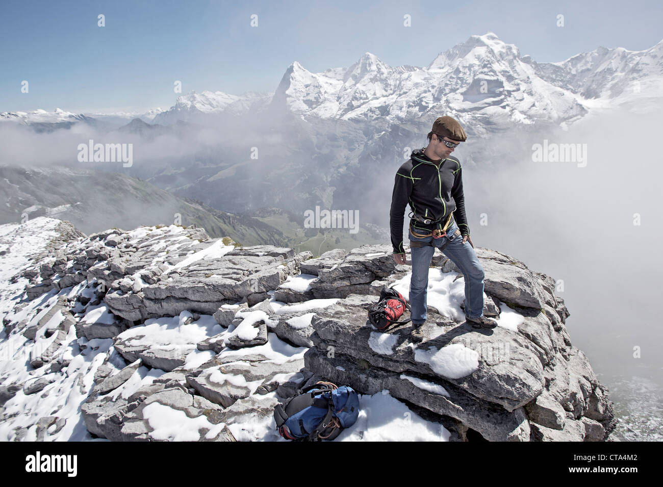 Homme debout sur un rocher, Schilthorn, Oberland Bernois, Canton de Berne, Suisse Banque D'Images