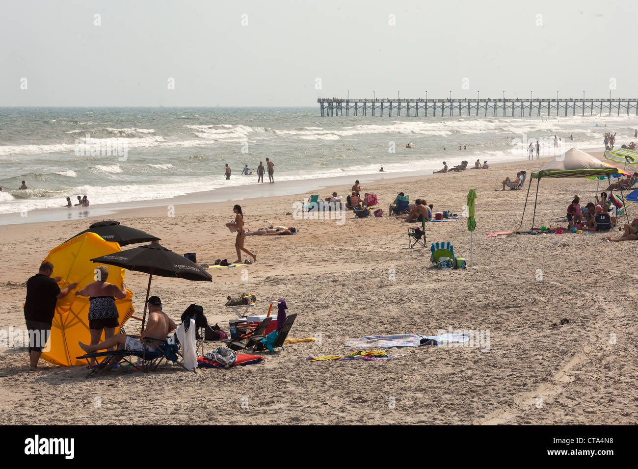 Les touristes sur Surf City Beach , l'île de Topsail , CAROLINE DU NORD , USA Banque D'Images