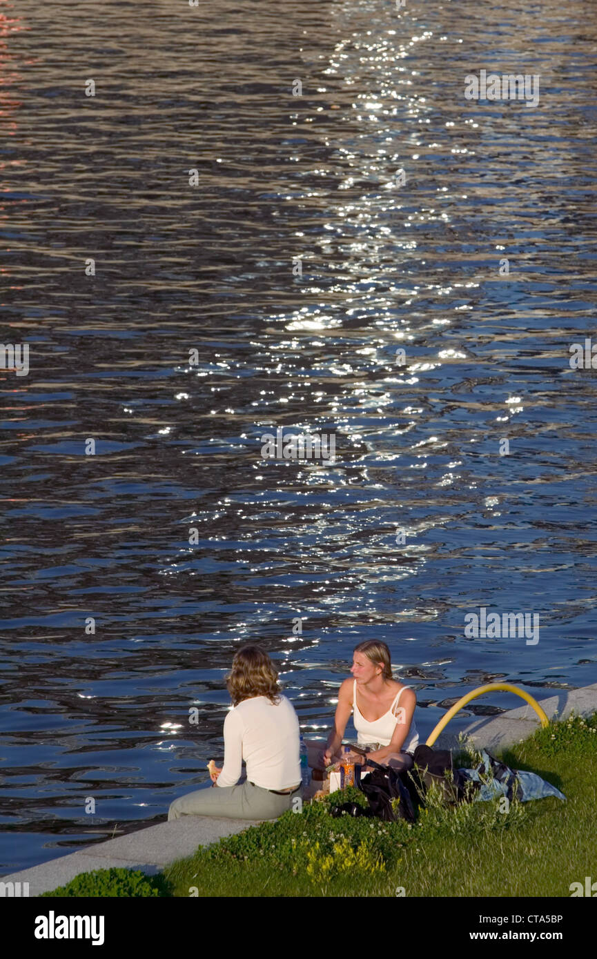 Berlin, deux femmes se détendre sur les rives de la Spree Banque D'Images