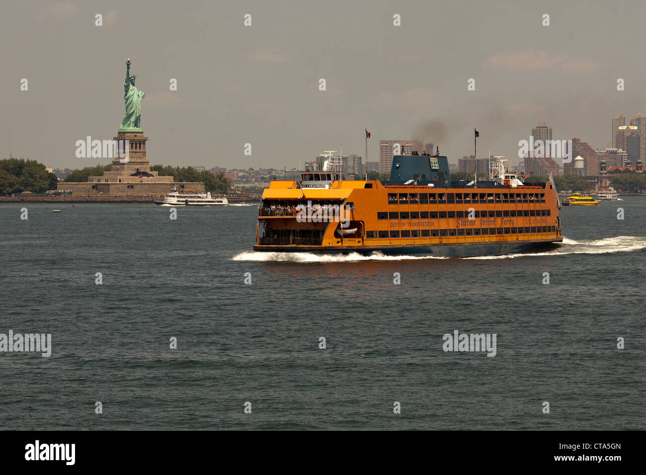 Le ferry pour Staten Island passe la Statue de la liberté , New York Banque D'Images