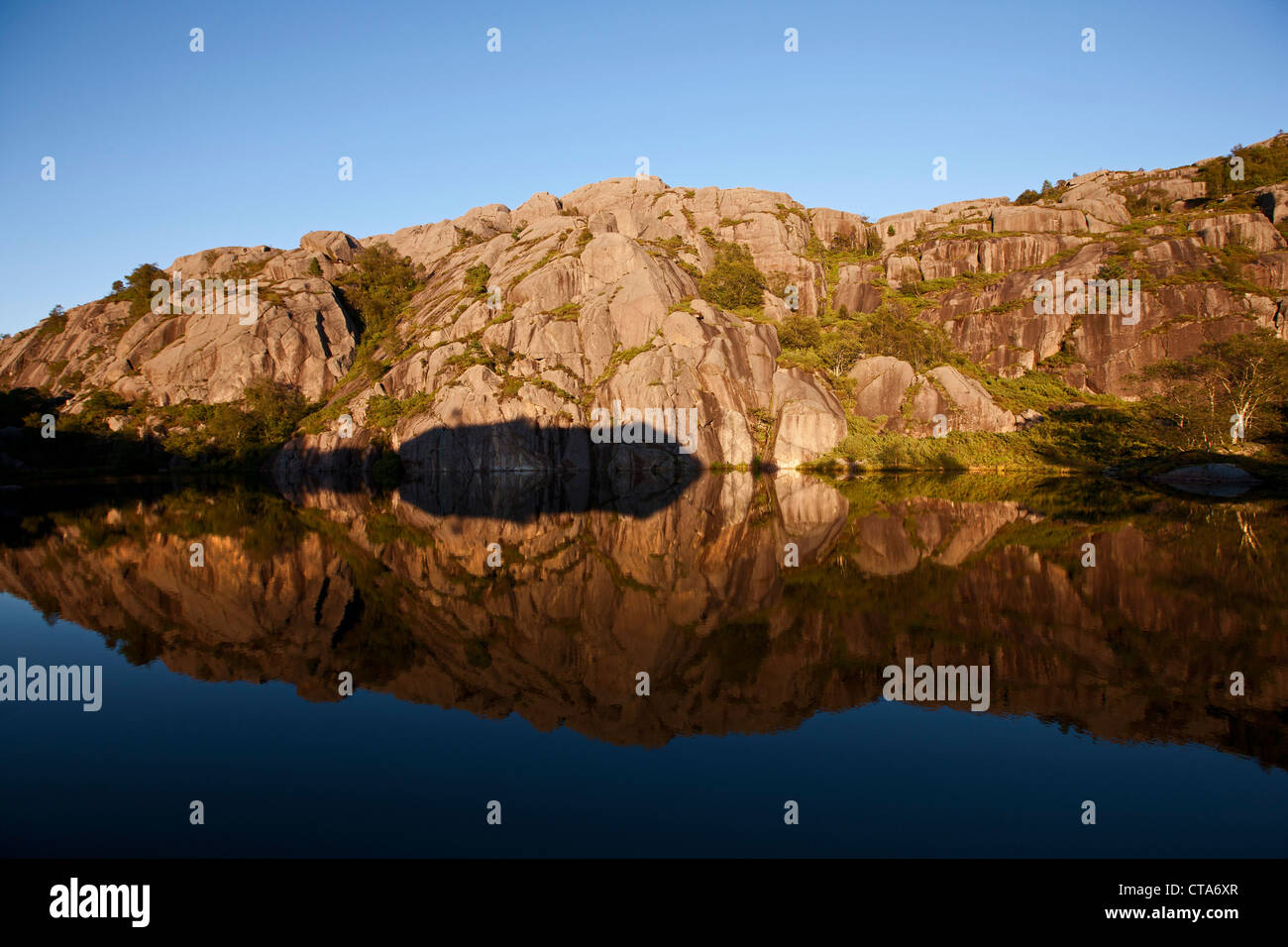 Lac en face d'un paysage rocheux, Rogaland, au sud de la Norvège, Scandinavie, Europe Banque D'Images