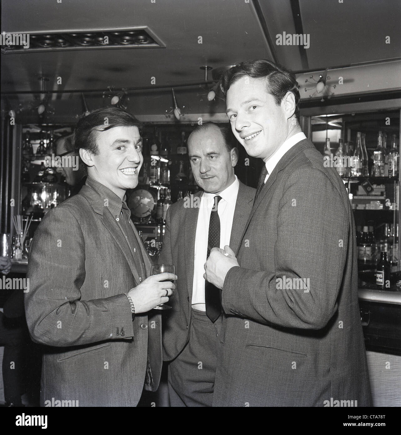011440 - Brian Epstein et Gerry Marsden en 1964 Banque D'Images
