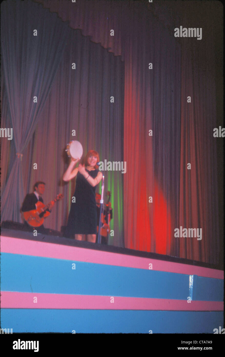 006945 - Cilla Black en concert à l'ABC en 1964, Édimbourg Banque D'Images