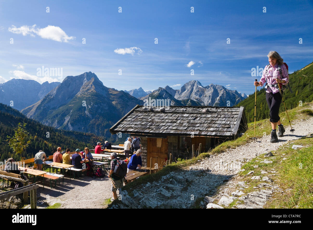 Les gens à la terrasse d'mountain hut, Plumsjoch hut, Karwendel, Tyrol, Autriche, Europe Banque D'Images