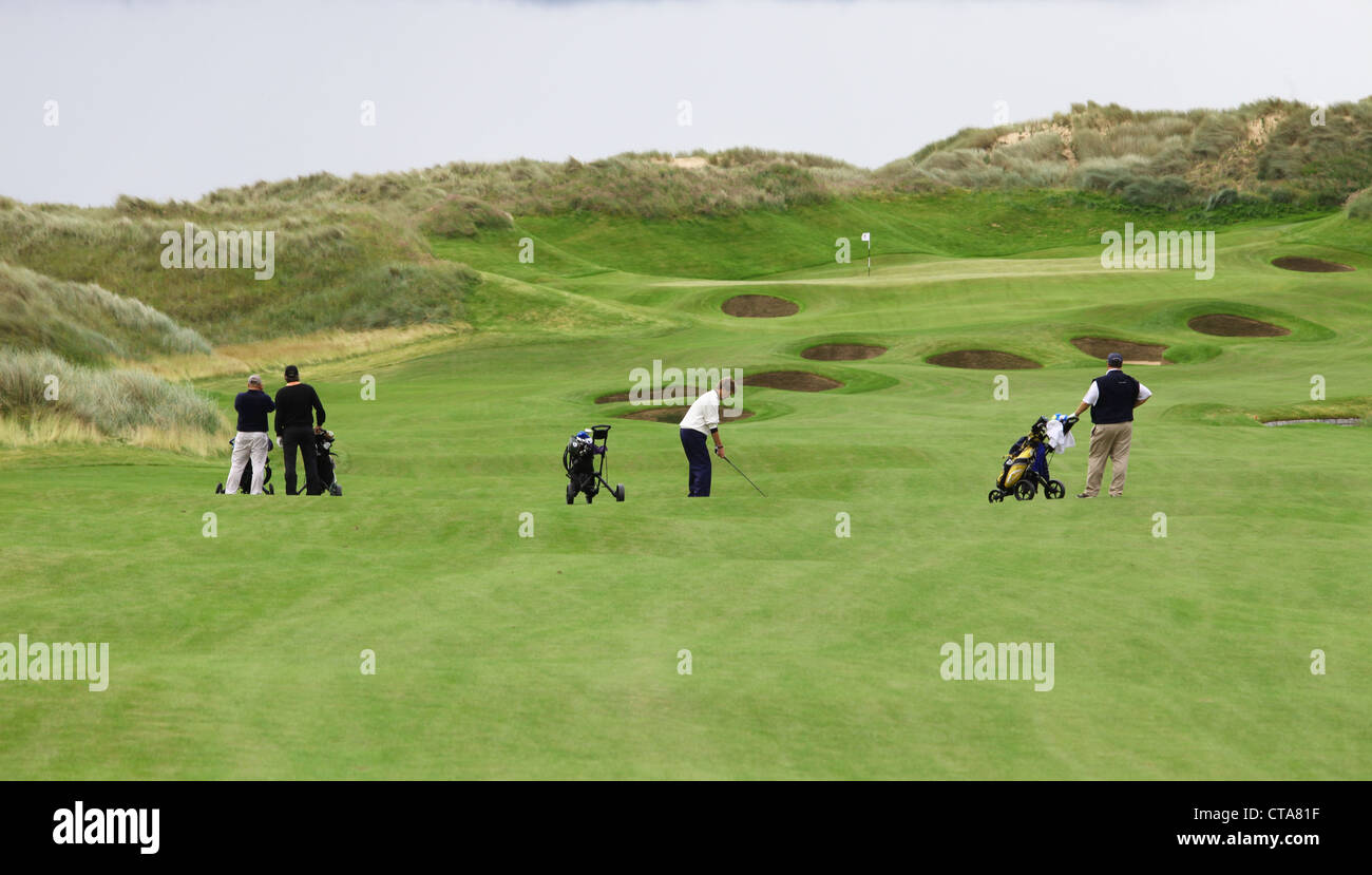 Des golfeurs sur le nouveau Trump International Golf Links course dans l'Aberdeenshire, Ecosse, Royaume-Uni. L'homme d'affaires Donald Trump. Banque D'Images