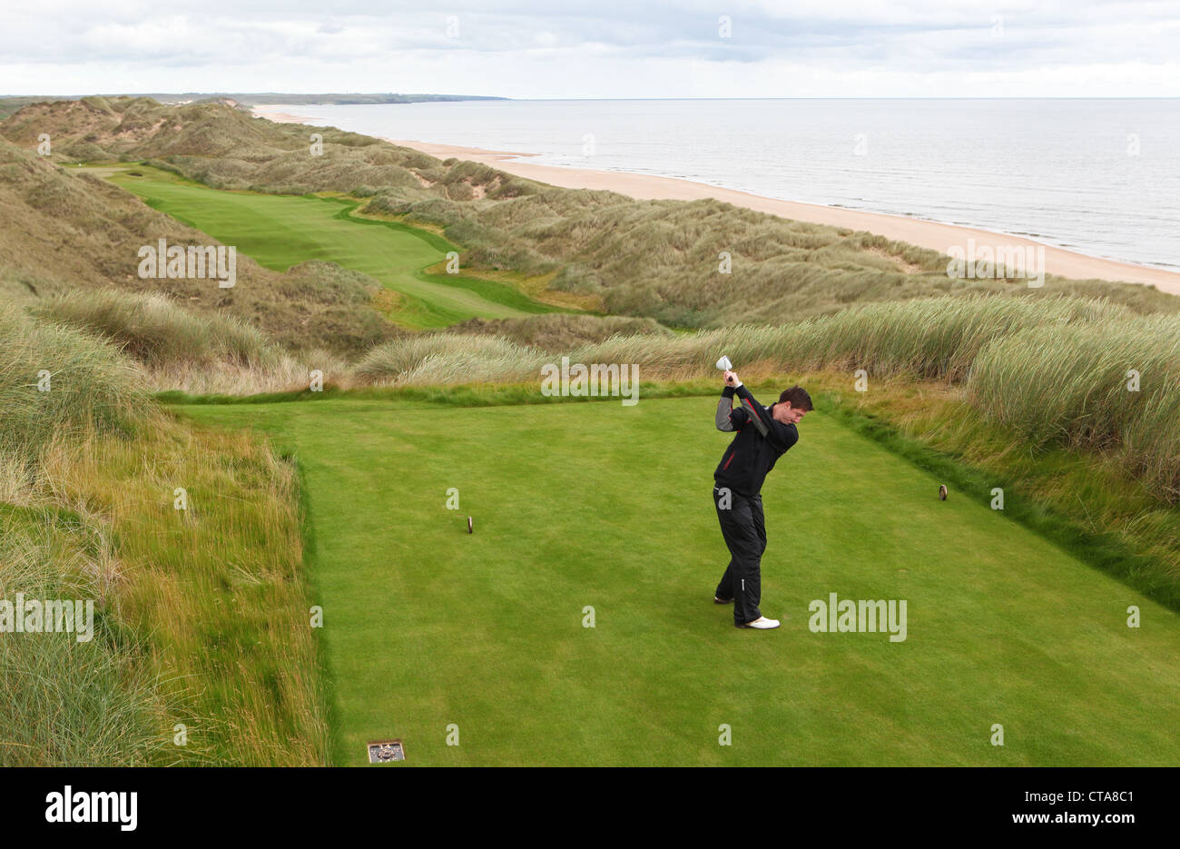 Des golfeurs sur le nouveau Trump International Golf Links course dans l'Aberdeenshire, Ecosse, Royaume-Uni. L'homme d'affaires Donald Trump. Banque D'Images