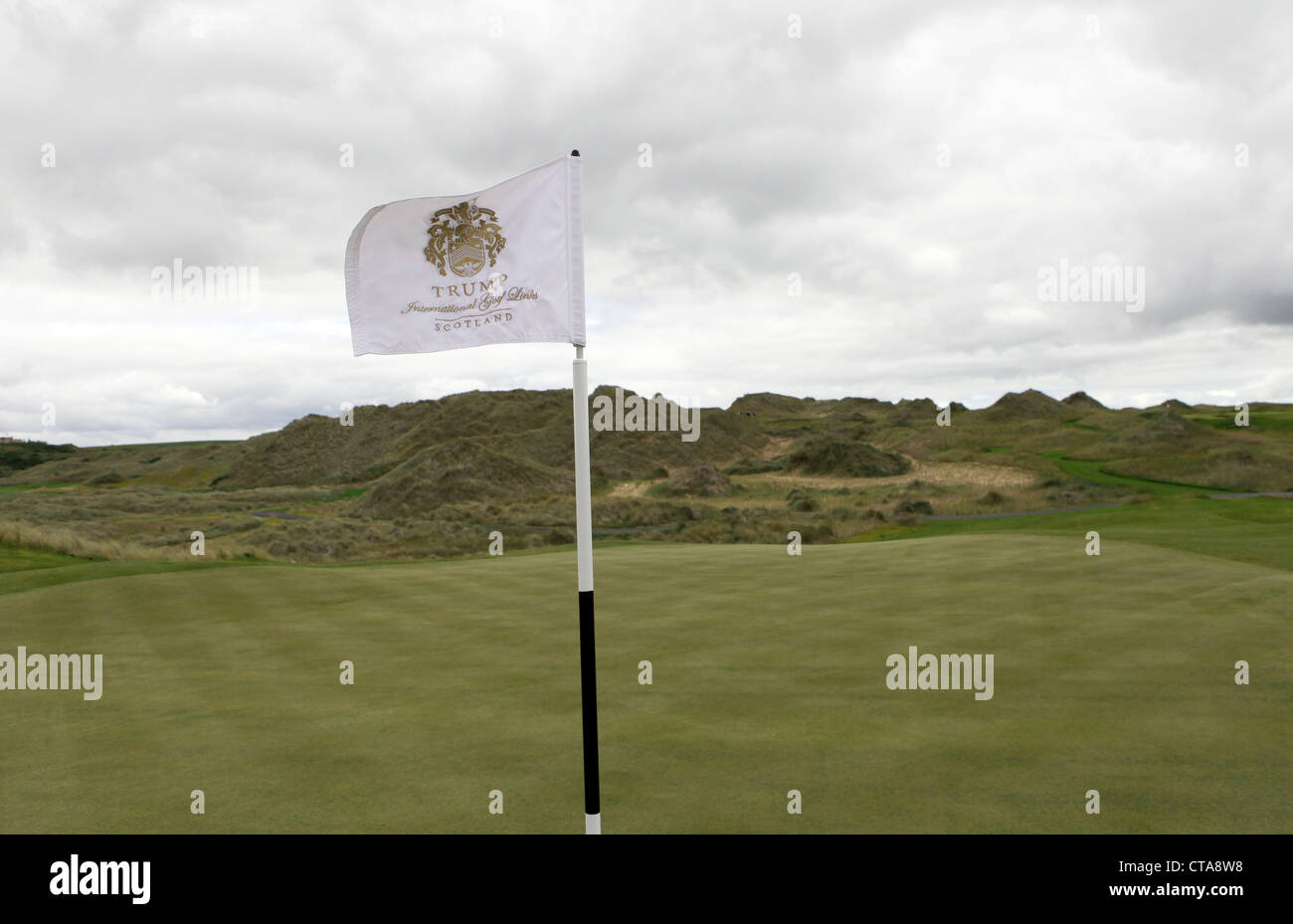 Drapeau sur la nouvelle Trump International Golf Links course dans l'Aberdeenshire, Ecosse, Royaume-Uni. L'homme d'affaires Donald Trump. Banque D'Images