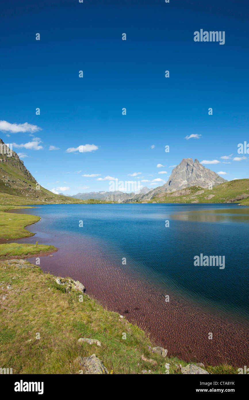 Vue sur Lac Gentau à Pic du Midi d'Ossau, vallée d'Ossau, Pyrénées françaises, Pyrénées-Atlantiques, Aquitaine, France Banque D'Images