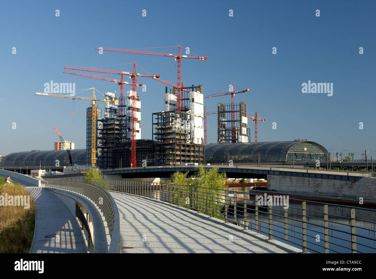Berlin - La construction de la nouvelle gare centrale dans Spreebogenpark Banque D'Images