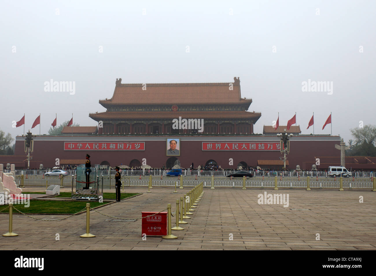 Vue sur la Place Tian'anmen Gate, avec le président Mao portrait, la ville de Beijing, capitale de Chine, Beijing, Provence, en Asie. Banque D'Images