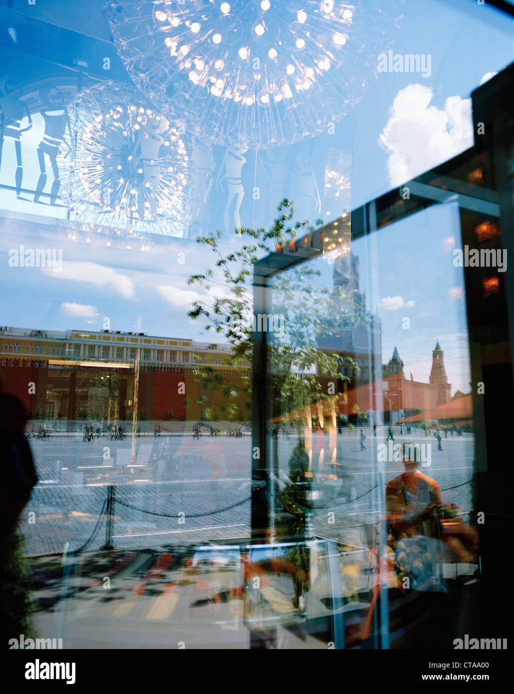 Reflet dans une fenêtre d'en face le mausolée de Lénine sur la Place Rouge, Moscou, Russie, Europe Banque D'Images