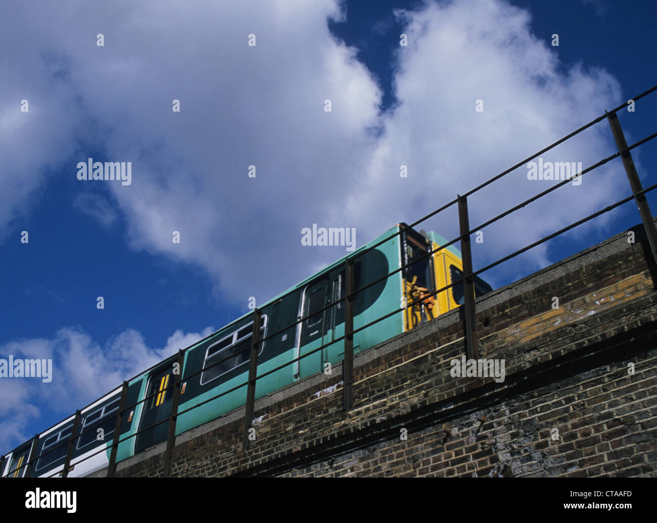 Train en direction de l'ensemble pont à Peckham Rye, Londres, Angleterre, Royaume-Uni Banque D'Images