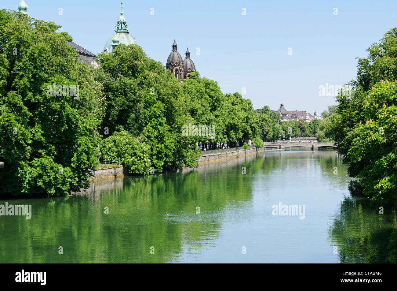 La rivière Isar, dans le centre de Munich, Bavière, Allemagne Banque D'Images