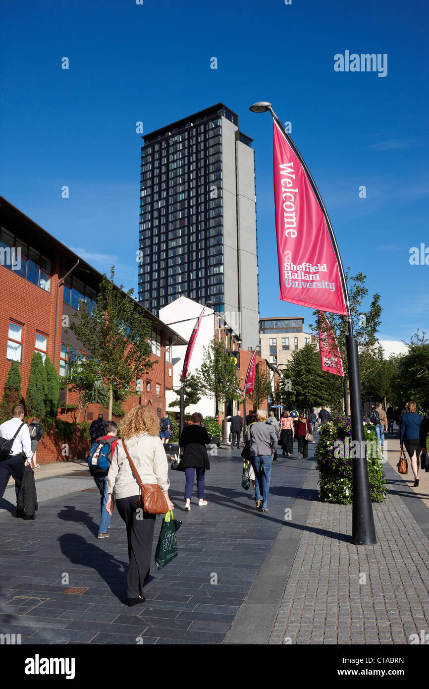 Marcher jusqu'Howard Street à travers le campus de l'Université Sheffield Hallam dans le centre-ville de Sheffield. UK Banque D'Images