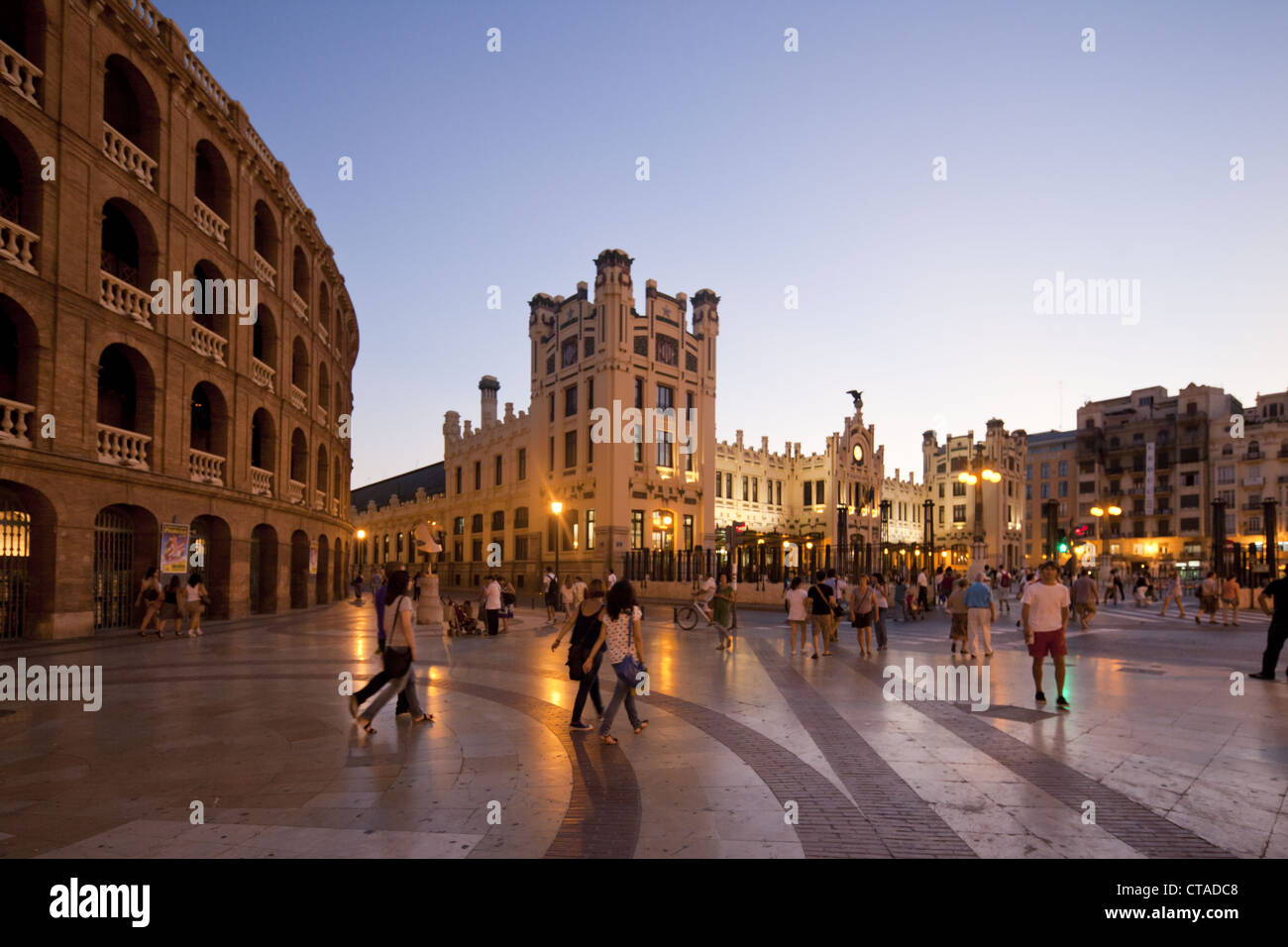 Plaza de Toros, les gens en face de arène de corrida à côté de la gare dans la soirée, Valence, Espagne, Europe Banque D'Images