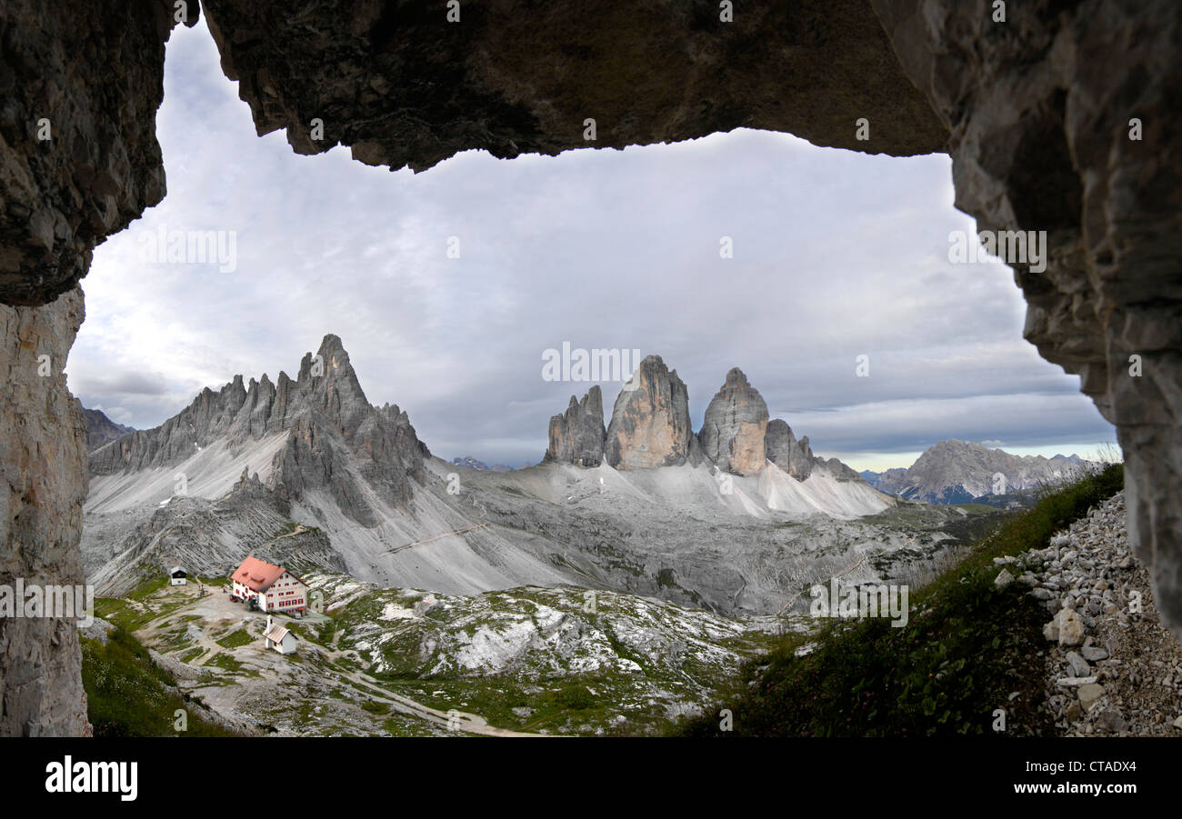 Vue sur les trois sommets d'une grotte en pierre, Sexten Dolomites, Val Pusteria, la nature mondiale de l'UNESCO, Site, Dolomites Tyrol du Sud, Banque D'Images