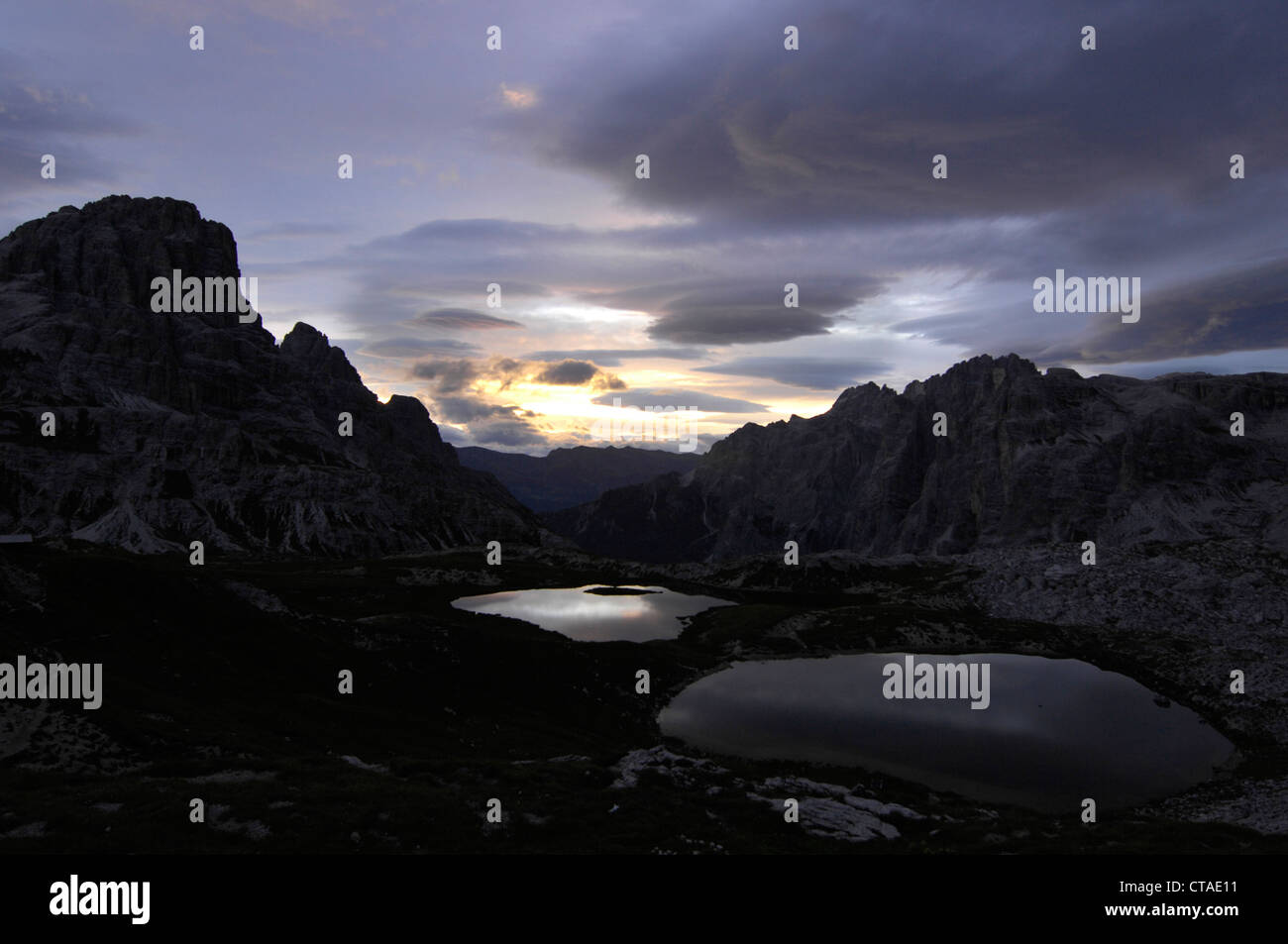 Lacs de montagne, au lever du soleil, Dolomites de Sexten Dolomites, Tyrol du Sud, Vénétie, Italie Banque D'Images