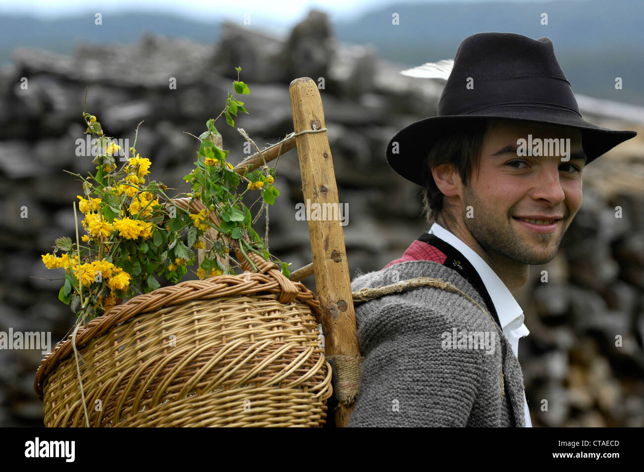 Maienpfeifer Maienpfeifer, avec un panier, décorées de fleurs, le Tyrol du Sud, Vénétie, Italie Banque D'Images