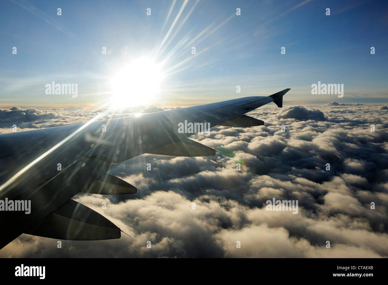 Soleil au-dessus des nuages avec l'aile d'avion, vol de Delhi à Leh, Ladakh, le Jammu-et-Cachemire, l'Inde Banque D'Images Soleil au-dessus des nuages avec l'aile d'avion, vol de Delhi à Leh, Ladakh, le Jammu-et-Cachemire, l'Inde Banque D'Images