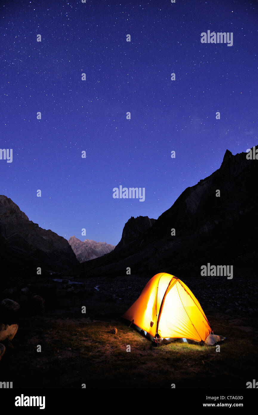 Allumé tente sous un ciel étoilé, près du village de Honupatta, Zanskar, traverse la gamme Gamme Zanskar, Zanskar, Ladakh, Inde Banque D'Images