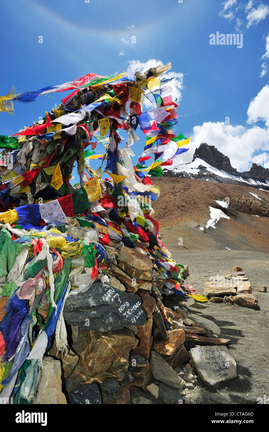 Les drapeaux de prières à passer près de Photoksar, Sengi La, Sengge La gamme du Zanskar, Traverse, plage du Zanskar, Zanskar, Ladakh, India Banque D'Images Les drapeaux de prières à passer près de Photoksar, Sengi La, Sengge La gamme du Zanskar, Traverse, plage du Zanskar, Zanskar, Ladakh, India Banque D'Images