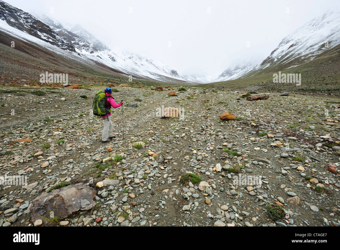 Femme avec sac à dos crossing éboulis, Lakang Sumdo, plage du Zanskar, Traverse, Zanskar, Ladakh Zanskar, gamme, le Jammu-et-Cachemire, Ind Banque D'Images