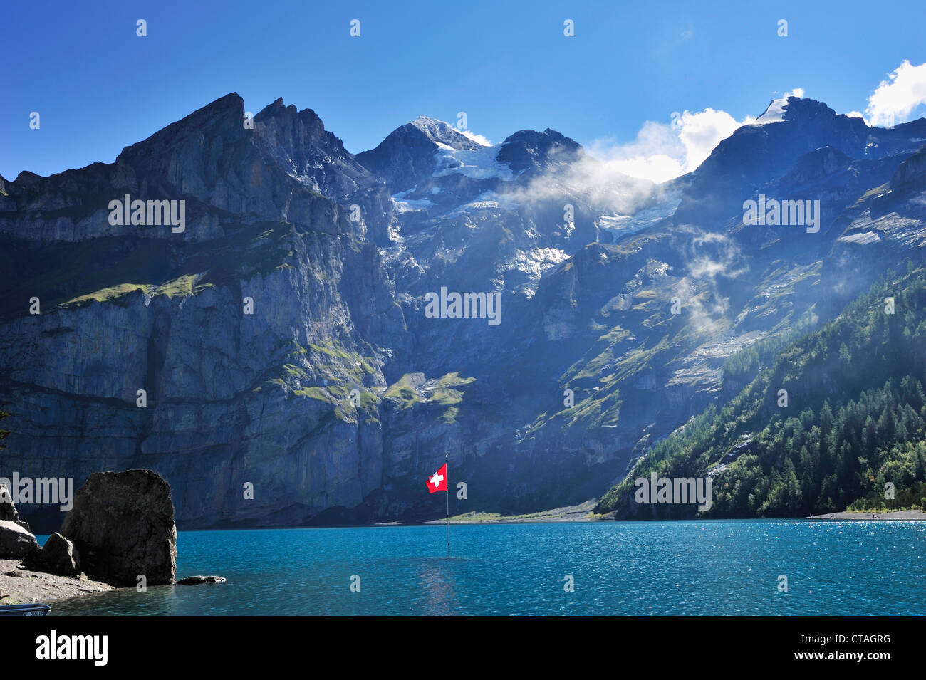 Drapeau suisse, lac Oeschinen Blüemlisalp, Site du patrimoine mondial de l'UNESCO Jungfrau-Aletsch, zone protégée, Oberland Bernois, canton Banque D'Images