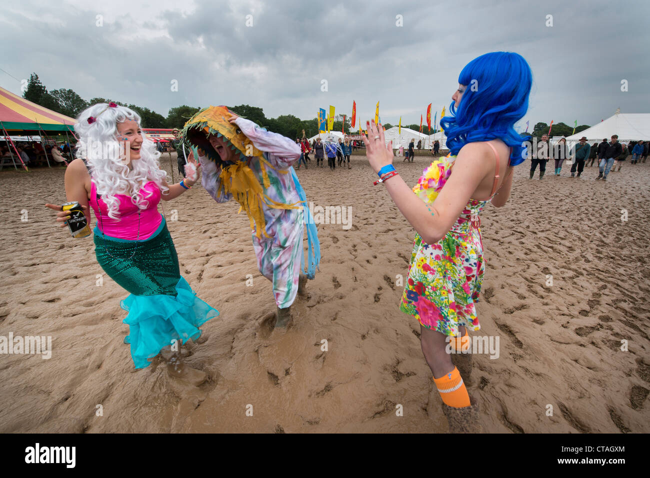 Les visiteurs de l'arbre dans le Dorset Festival Larmer braver les conditions boueuses après le mauvais temps d'un bout à l'UK Banque D'Images