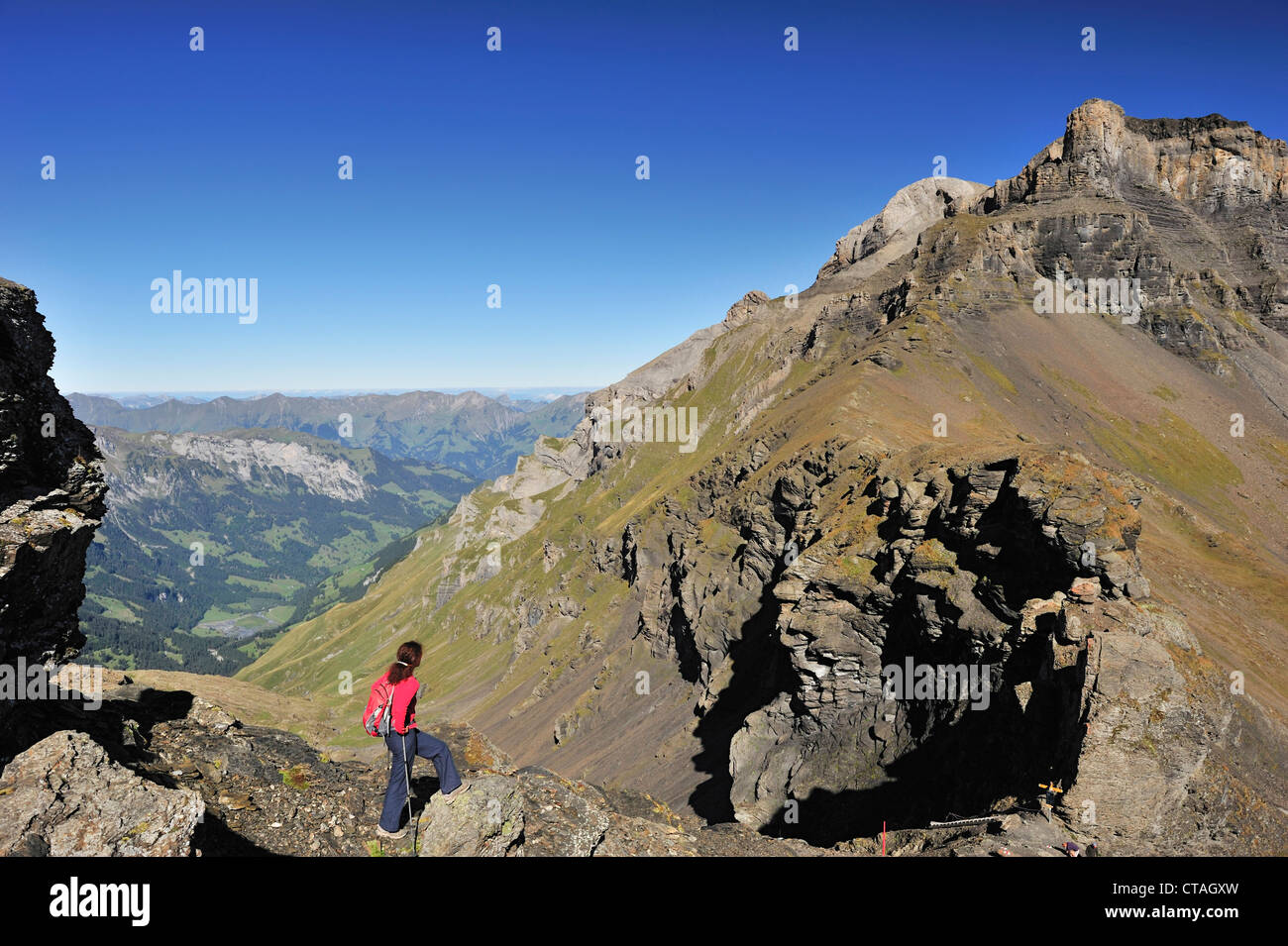 Femme à la recherche d'Sefinenfurgge, Site du patrimoine mondial de l'UNESCO Jungfrau-Aletsch, zone protégée, Oberland Bernois, canton de Berne, sw Banque D'Images