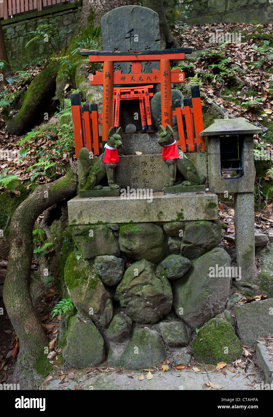 Fushimi Inari-taisha, Kyoto, Japon, le principal sanctuaire d'Inari, kami (dieu) du riz, de l'agriculture, de la fertilité et des renards Banque D'Images