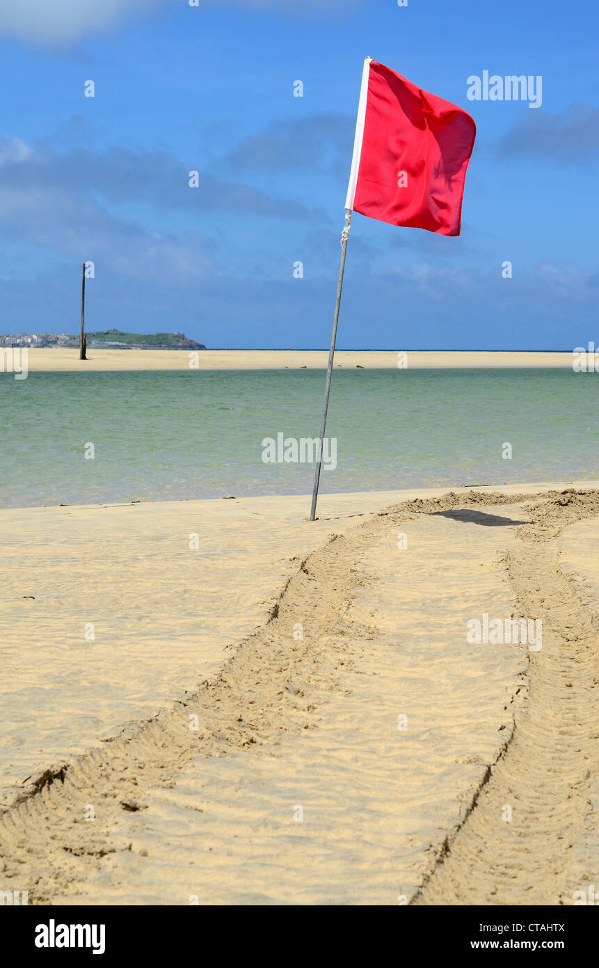 Drapeau rouge plage Cornwall UK Banque D'Images