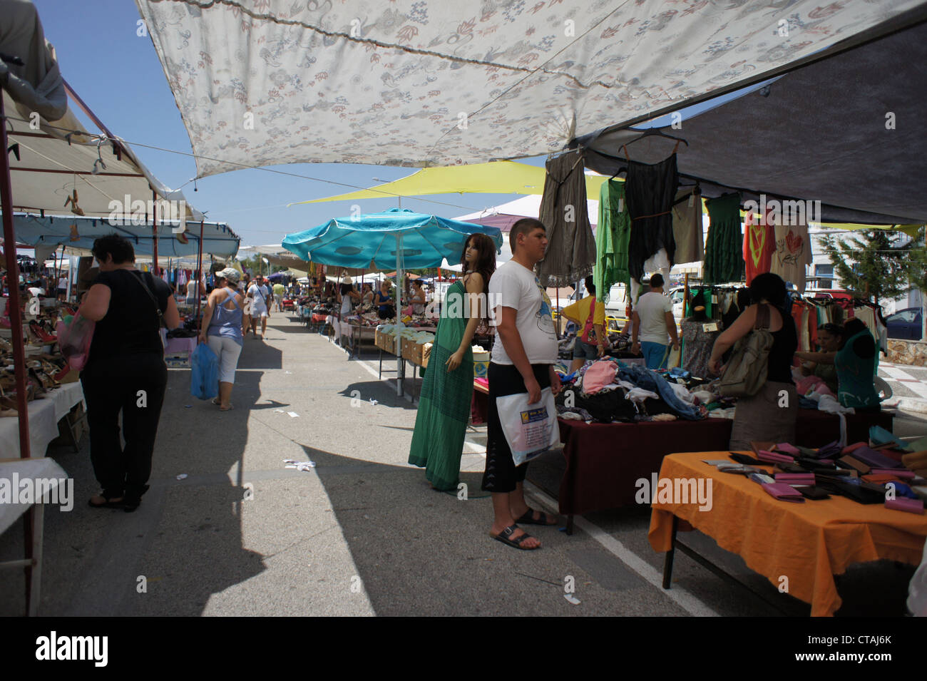 La rue du marché, au village Porto Lagos, Thrace, Grèce Banque D'Images