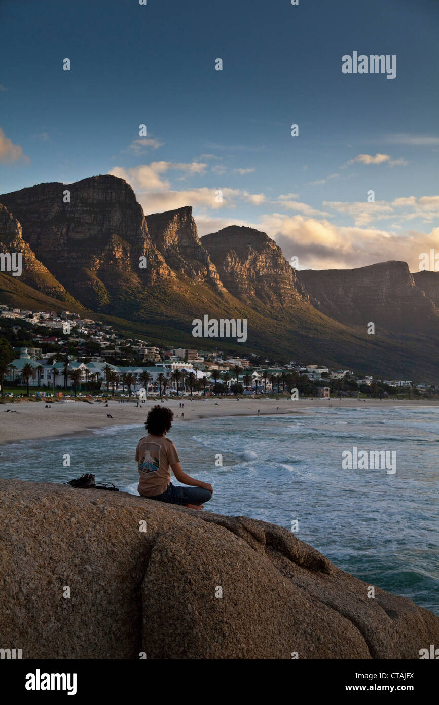 Impression du soir à Camps Bay avec vue montagne gamme douze Apostels, Camps Bay, Cape Town, Western Cape, Afrique du Sud, R Banque D'Images