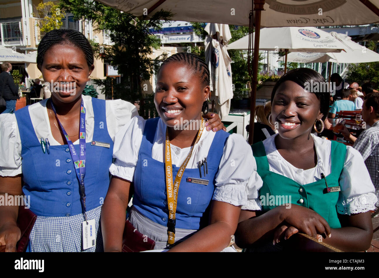 Les serveuses au Biergarden Paulaner, Victoria et Albert Waterfront, Cape Town, Western Cape, Afrique du Sud, RSA, l'Afrique Banque D'Images