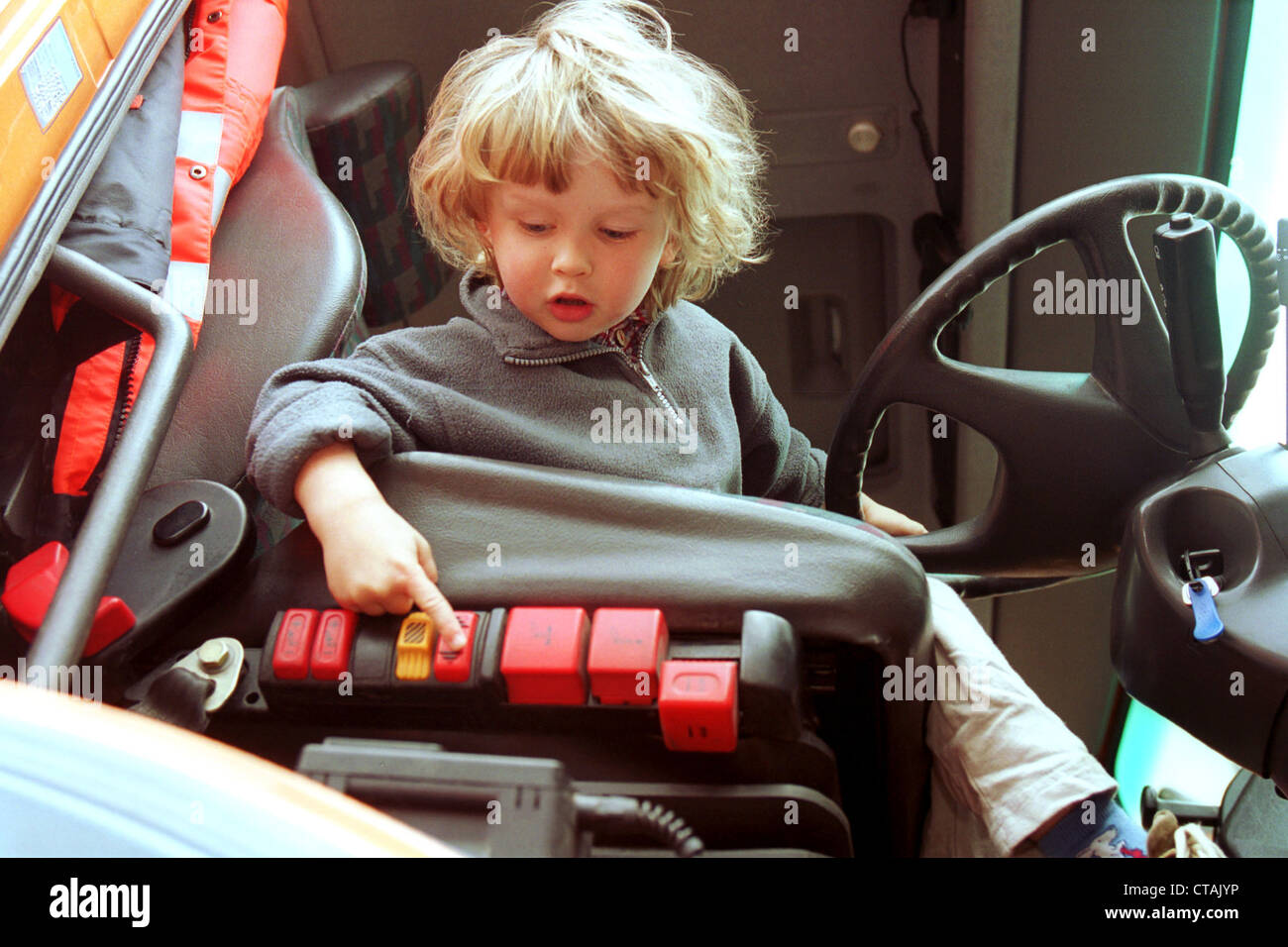 Un enfant dans un véhicule de construction Banque D'Images