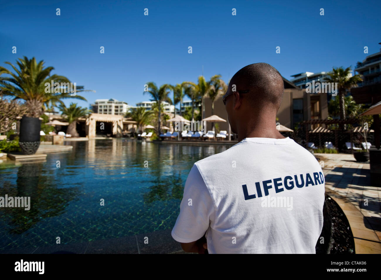 Maître-nageur à la piscine de l'hôtel seul et unique, Cape Town, Western Cape, Afrique du Sud, RSA, l'Afrique Banque D'Images