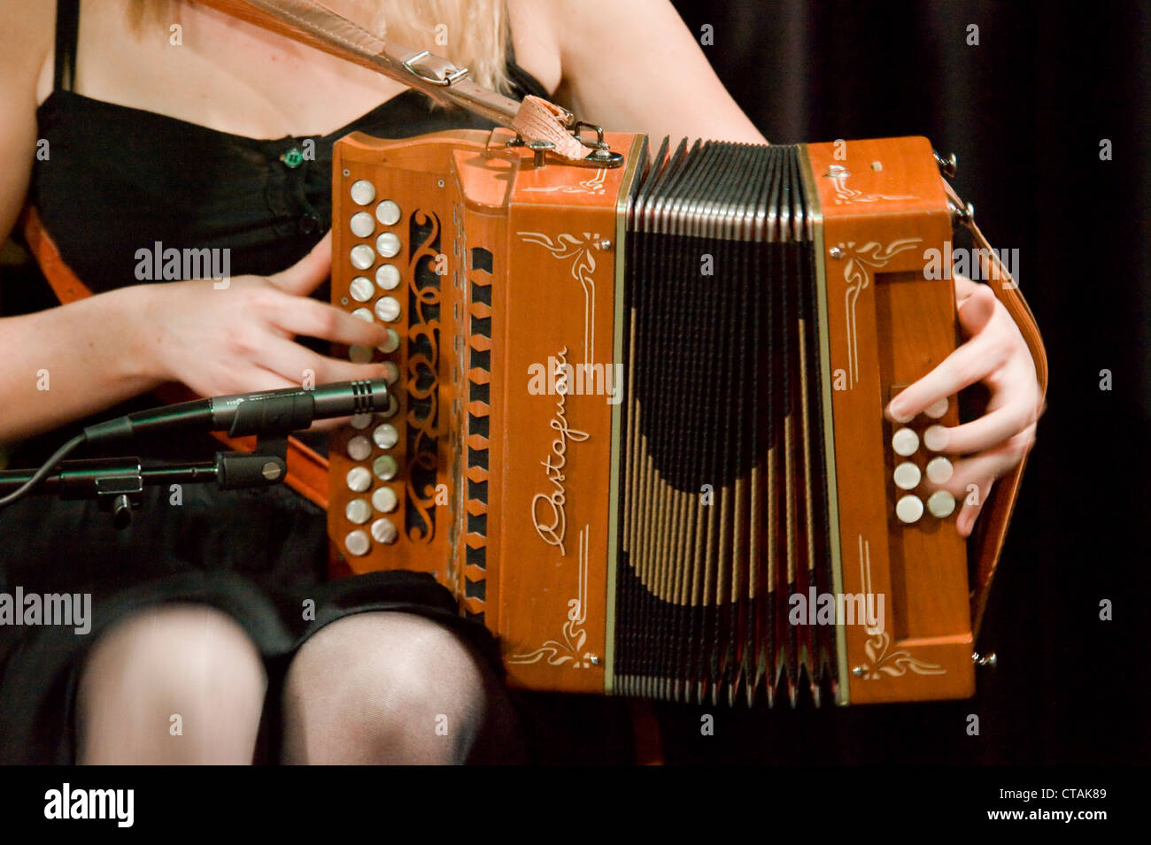 Lorraine jouer l'accordéon avec 'Púca" un groupe de musique traditionnelle  irlandaise band à l'affiche à l'Arlington Hotel, Dublin Photo Stock - Alamy